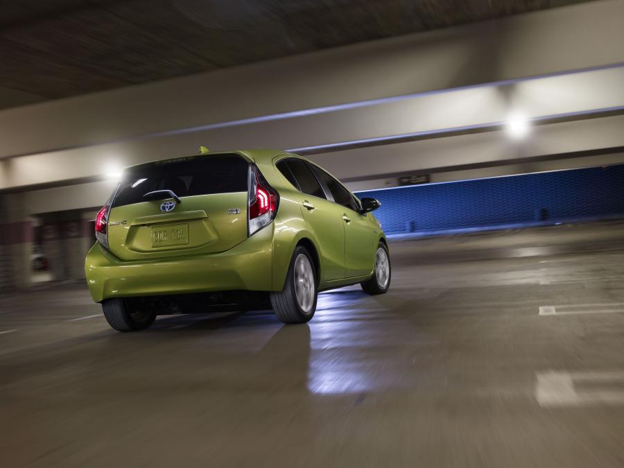  Toyota Prius c 2015 года  (фото 4 из 12)